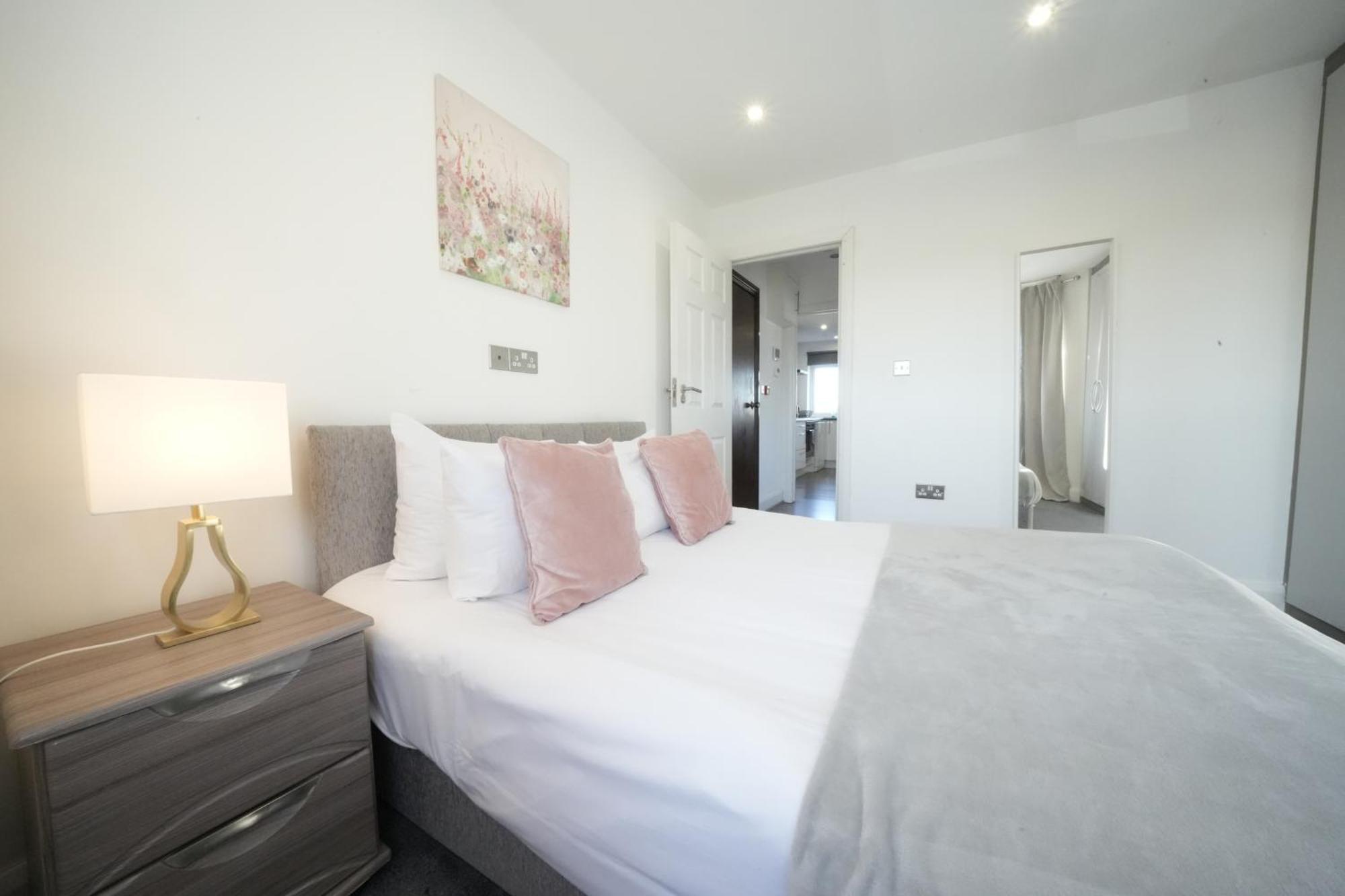 Hatton Apartments Heathrow Airport- Free Parking-Free Underground To And From Heathrow Airport Hatton Cross See Picture-See London Fast Hatton Cross To Central London 30Min Dış mekan fotoğraf