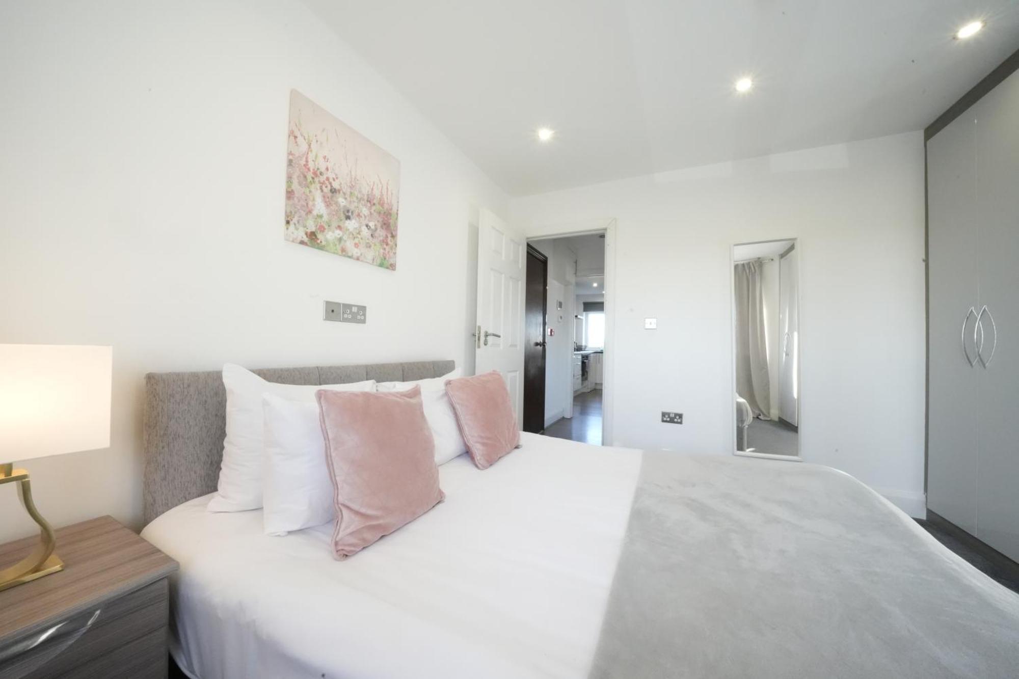 Hatton Apartments Heathrow Airport- Free Parking-Free Underground To And From Heathrow Airport Hatton Cross See Picture-See London Fast Hatton Cross To Central London 30Min Dış mekan fotoğraf