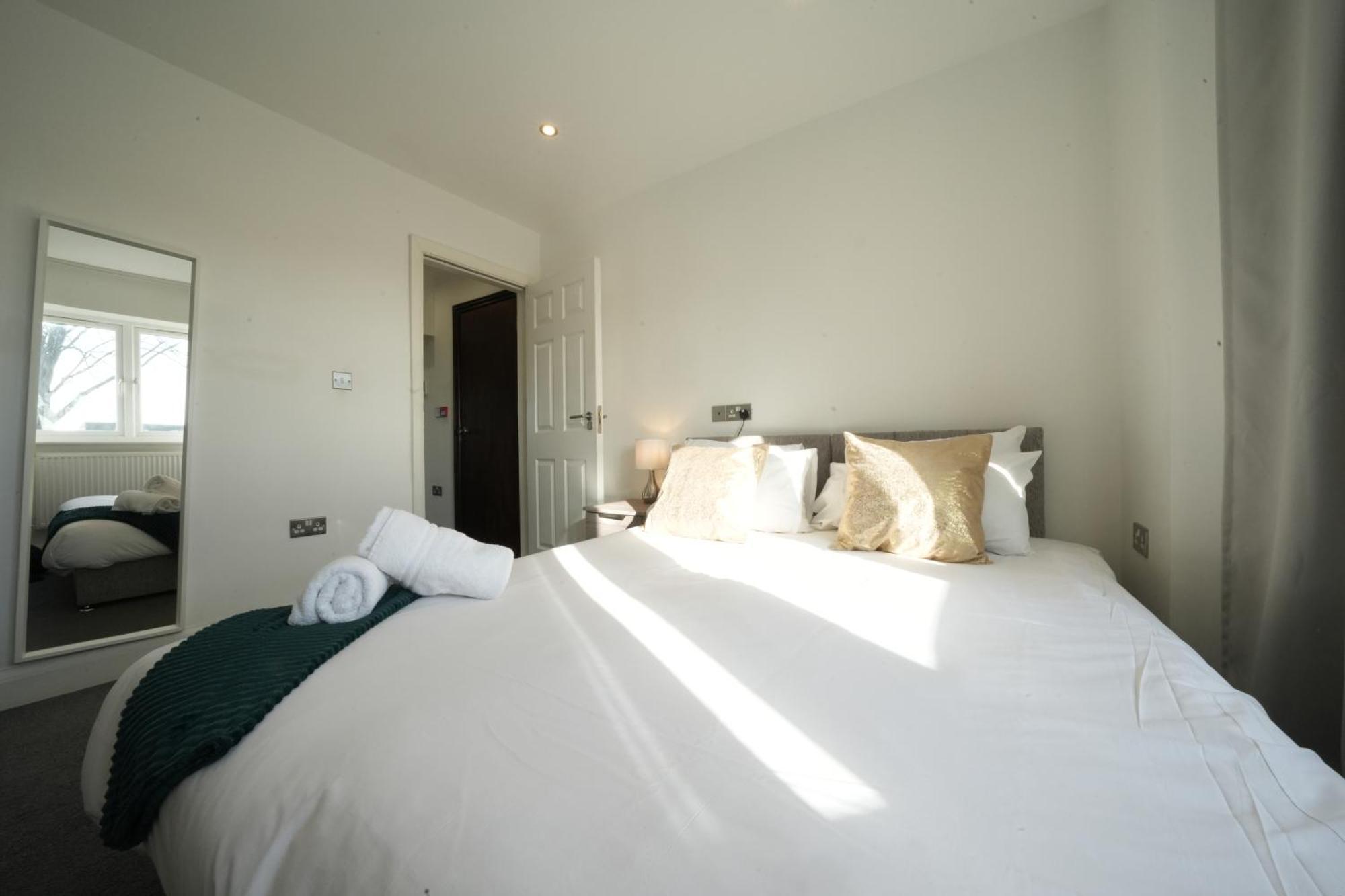 Hatton Apartments Heathrow Airport- Free Parking-Free Underground To And From Heathrow Airport Hatton Cross See Picture-See London Fast Hatton Cross To Central London 30Min Dış mekan fotoğraf