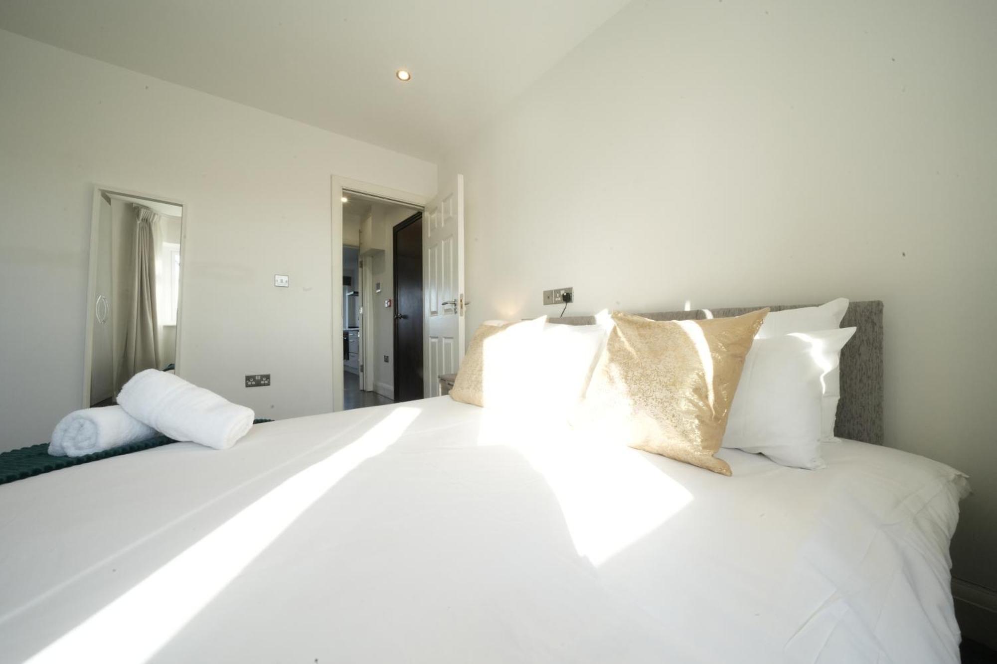 Hatton Apartments Heathrow Airport- Free Parking-Free Underground To And From Heathrow Airport Hatton Cross See Picture-See London Fast Hatton Cross To Central London 30Min Dış mekan fotoğraf