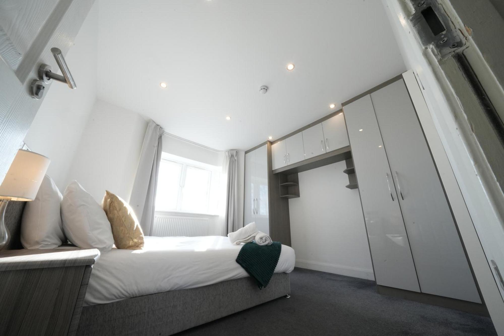 Hatton Apartments Heathrow Airport- Free Parking-Free Underground To And From Heathrow Airport Hatton Cross See Picture-See London Fast Hatton Cross To Central London 30Min Dış mekan fotoğraf