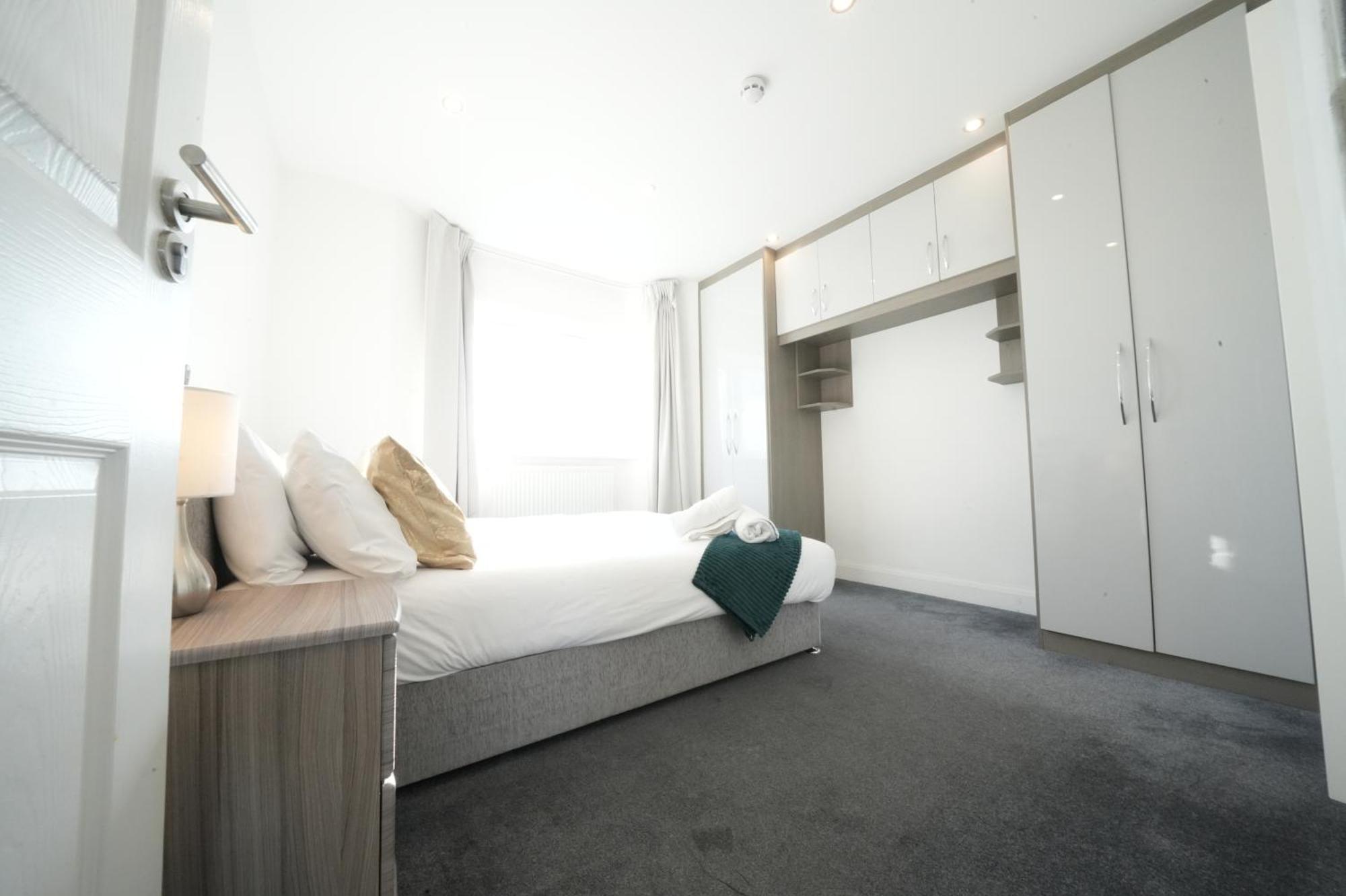 Hatton Apartments Heathrow Airport- Free Parking-Free Underground To And From Heathrow Airport Hatton Cross See Picture-See London Fast Hatton Cross To Central London 30Min Dış mekan fotoğraf