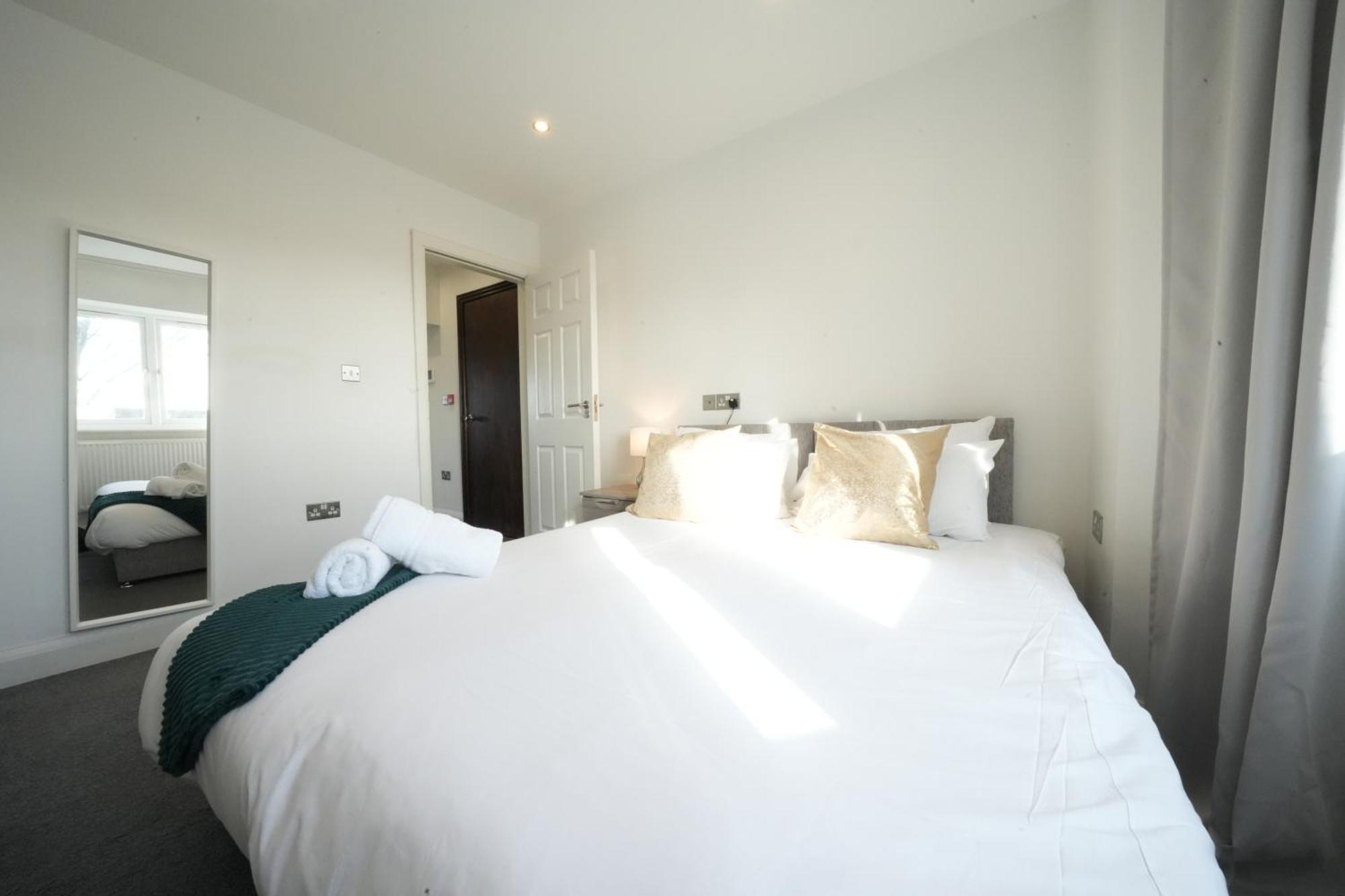 Hatton Apartments Heathrow Airport- Free Parking-Free Underground To And From Heathrow Airport Hatton Cross See Picture-See London Fast Hatton Cross To Central London 30Min Dış mekan fotoğraf