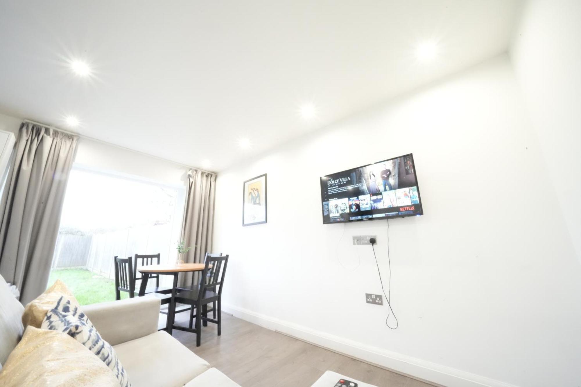 Hatton Apartments Heathrow Airport- Free Parking-Free Underground To And From Heathrow Airport Hatton Cross See Picture-See London Fast Hatton Cross To Central London 30Min Dış mekan fotoğraf